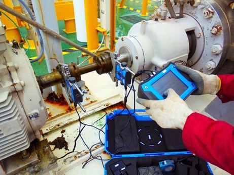 Equipamento de laboratório sendo reparado